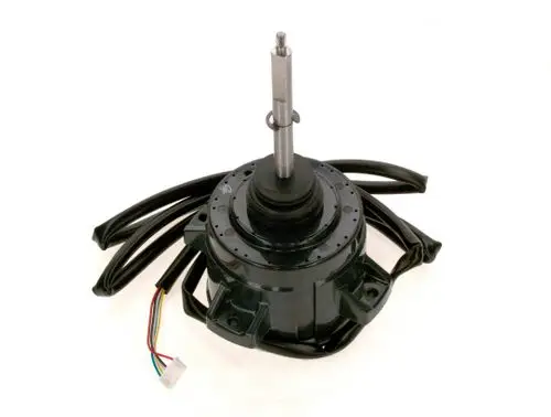 Bosch Motor mit einem zentralen Antriebsstil, umgeben von mehreren Kabeln. Der Motor hat eine metallische Achse in der Mitte und ist aus schwarzem Kunststoff gefertigt.